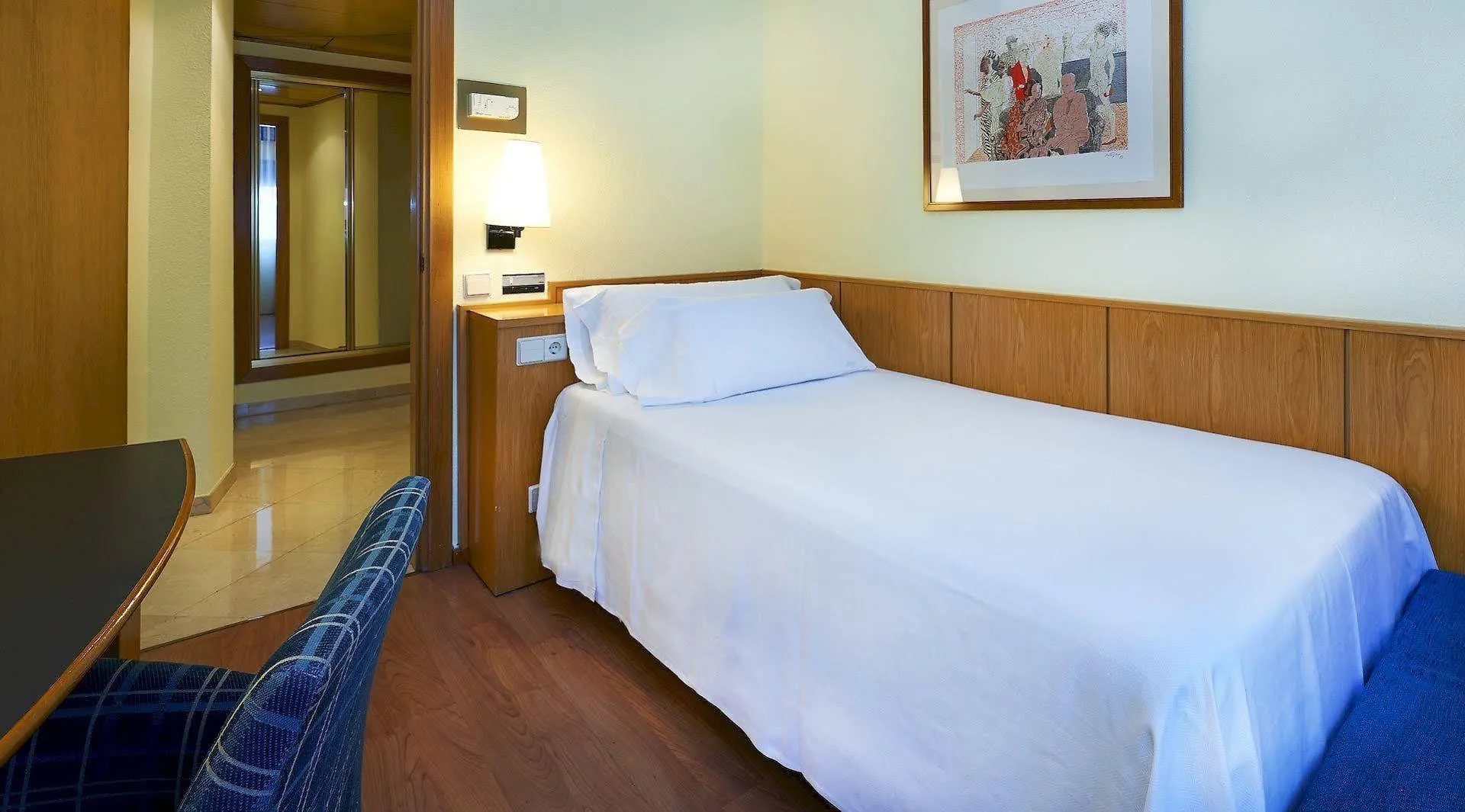 Up Rooms Vic Hotel